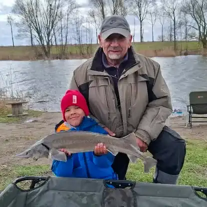 Wędkarz z okazowym karpiem złowionym na Łowisku Małe Samsieczno (2)