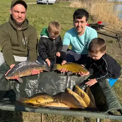 Wędkarz z okazowym karpiem złowionym na Łowisku Małe Samsieczno (17)